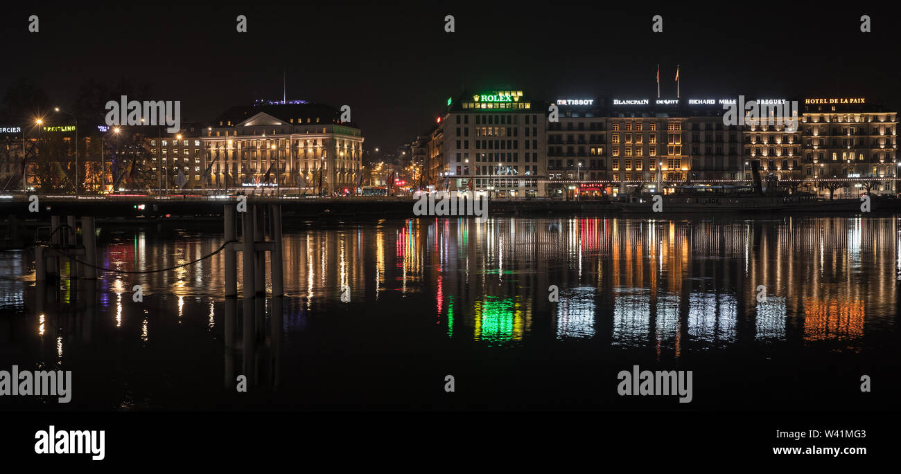 Ginevra, Svizzera - 24 Novembre 2016: paesaggio urbano costiero con facciate illuminate e riflessi in acqua di fiume. Il quartiere centrale della città di Ginevra a Foto Stock