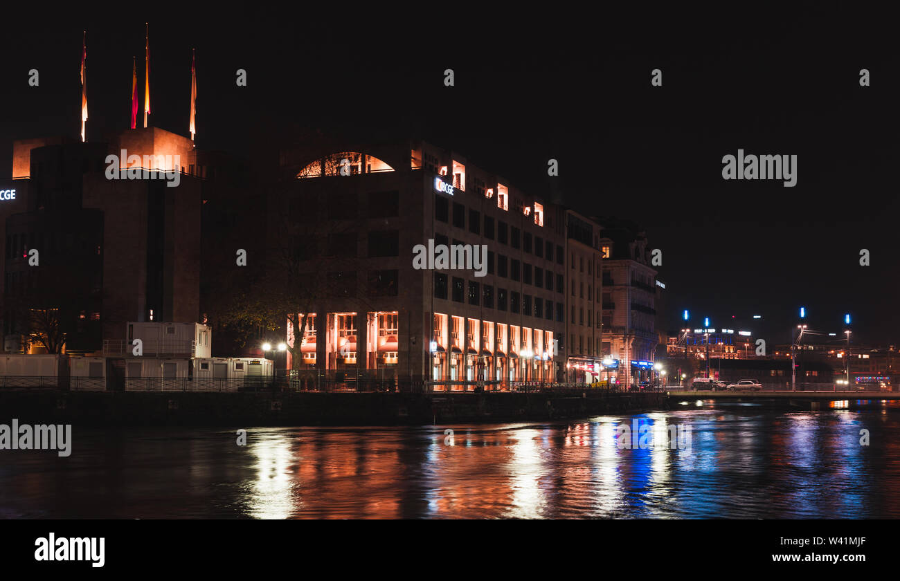 Ginevra, Svizzera - 24 Novembre 2016: Pont de la Machine. Notte cityscape con facciate illuminate e riflessioni in Rodano acqua di fiume. Di centrale Foto Stock