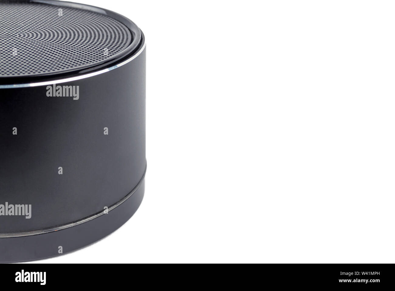 Mini speaker da un primo piano su sfondo bianco, isolarlo Foto Stock