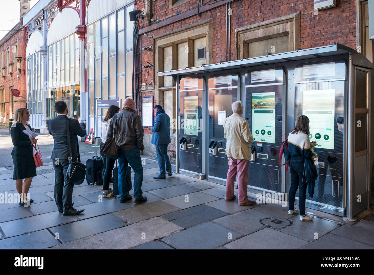 Persone che acquistano i biglietti del treno dal self service ticket machine, Temple Meads Station Rialway, Bristol Foto Stock