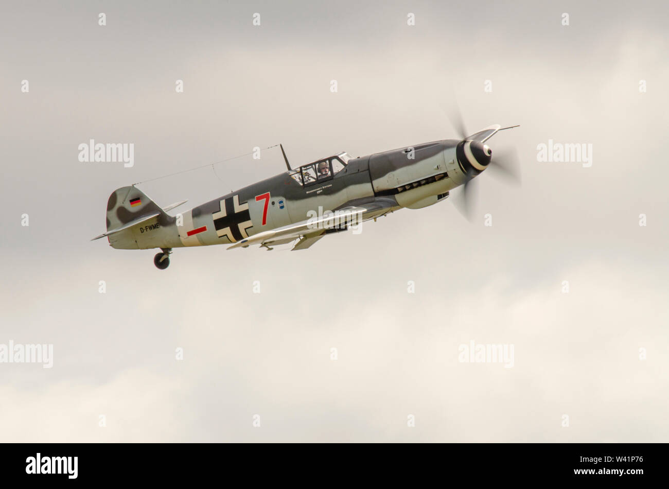 Messerschmitt Bf109 (Buchon) aereo da caccia tedesco della seconda guerra mondiale. Aereo da caccia della Luftwaffe Me109 della seconda guerra mondiale in volo ad una fiera aerea nel Regno Unito. Rosso 7 Foto Stock