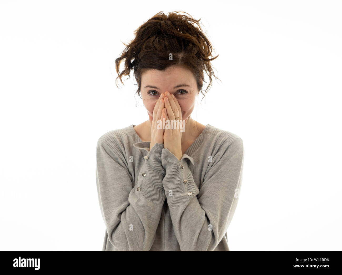 Close up di un giovane spaventato e intimorito donna, copertura lei stessa da qualcosa di spaventoso o intimidire. Sensazione di paura e di angoscia. In espressione facciale Foto Stock