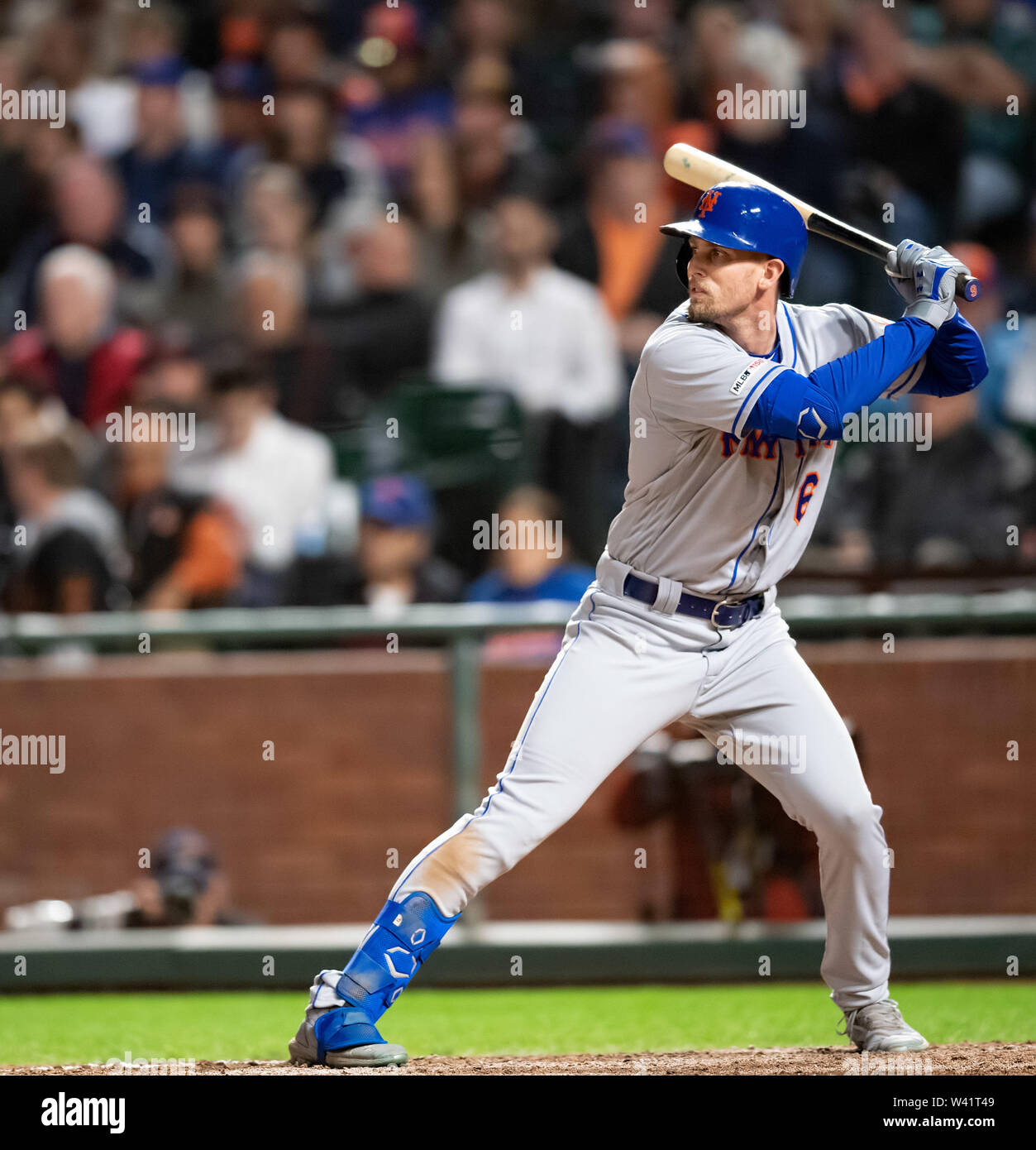 San Francisco, California, Stati Uniti d'America. 18 Luglio, 2019. New York Mets diritto fielder Jeff McNeil (6) si prepara per un passo, durante un MLB baseball gioco tra il New York Mets e i San Francisco Giants presso Oracle Park di San Francisco, California. Valerie Shoaps/CSM/Alamy Live News Foto Stock