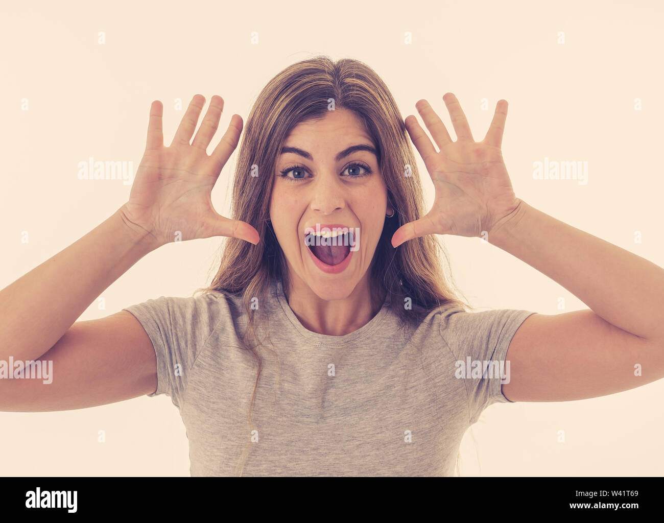 Ritratto di bella donna scioccato vincere la lotteria o avendo grande successo con sorpresa e felice di viso e gesti di espressione del viso umano, Foto Stock