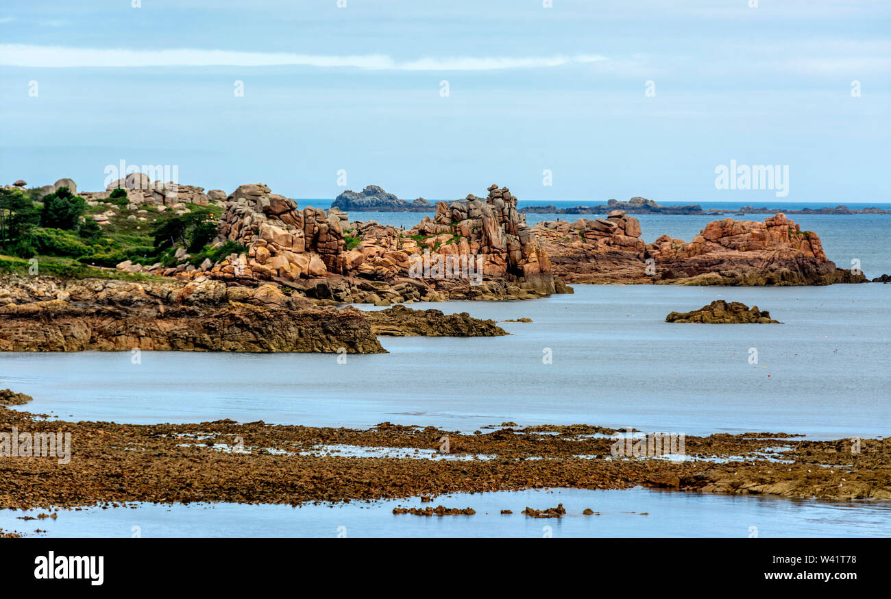Ploumanach, rocce giganti al Cote granit rose rosa, cotes-d'Armor dipartimento, Bretagne, Francia Foto Stock
