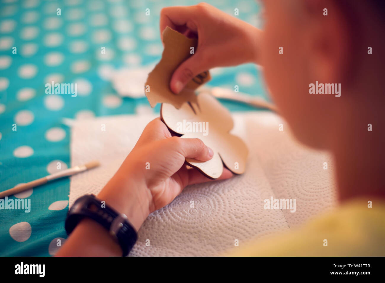 I bambini le mani facendo opere con legno e artigianato di vernice. workplace e artigianato e decoupage Foto Stock