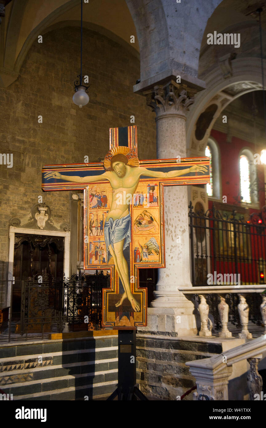 L'Italia, Toscana, Pistoia, Cattedrale di San Zeno, croce di legno sagomato e dipinto a tempera, a fianco di Cristo ci sono sei storie della Passione. Foto Stock