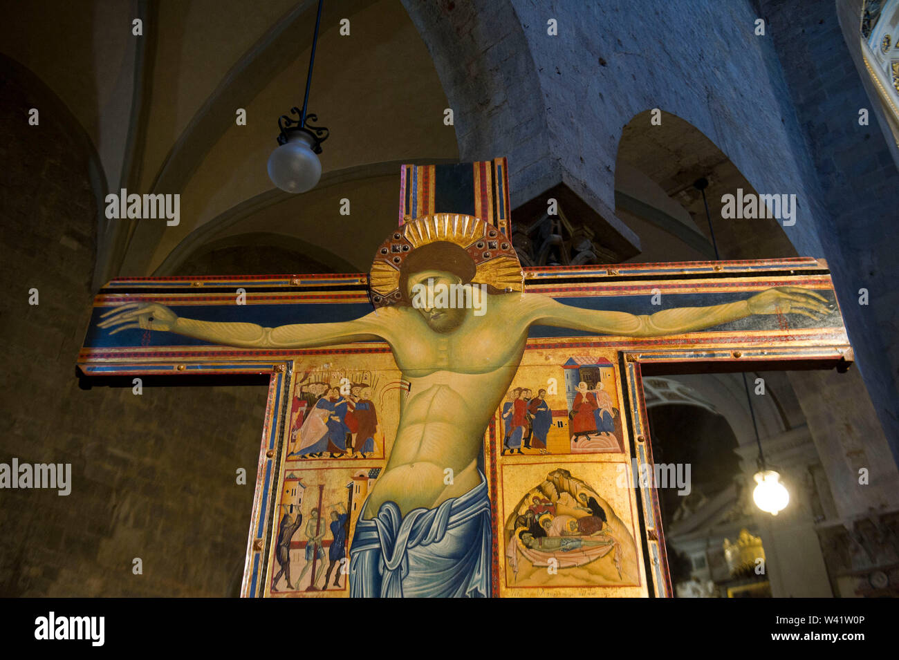 L'Italia, Toscana, Pistoia, Cattedrale di San Zeno, croce di legno sagomato e dipinto a tempera, a fianco di Cristo ci sono sei storie della Passione. Foto Stock