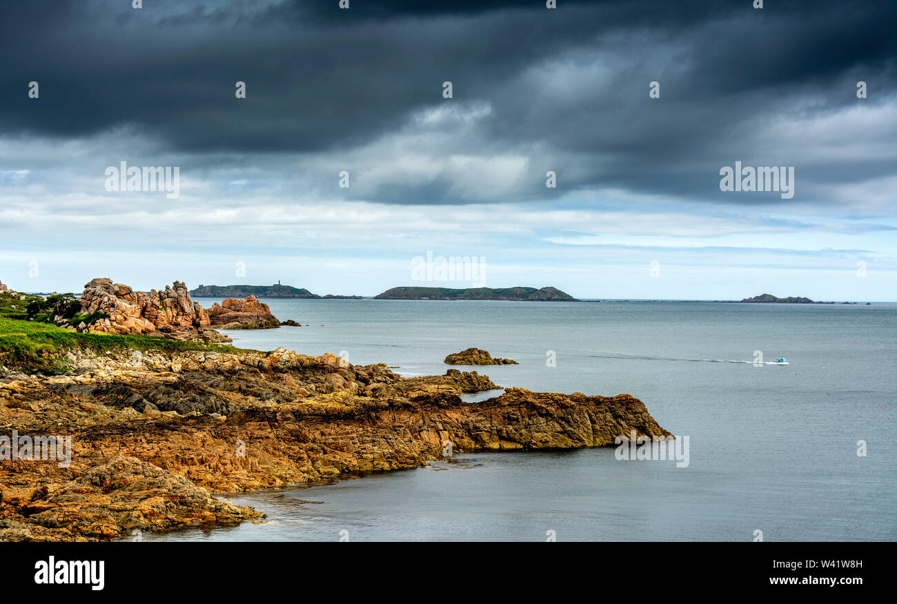 Ploumanach, rocce giganti al Cote granit rose rosa, cotes-d'Armor dipartimento, Bretagne, Francia Foto Stock