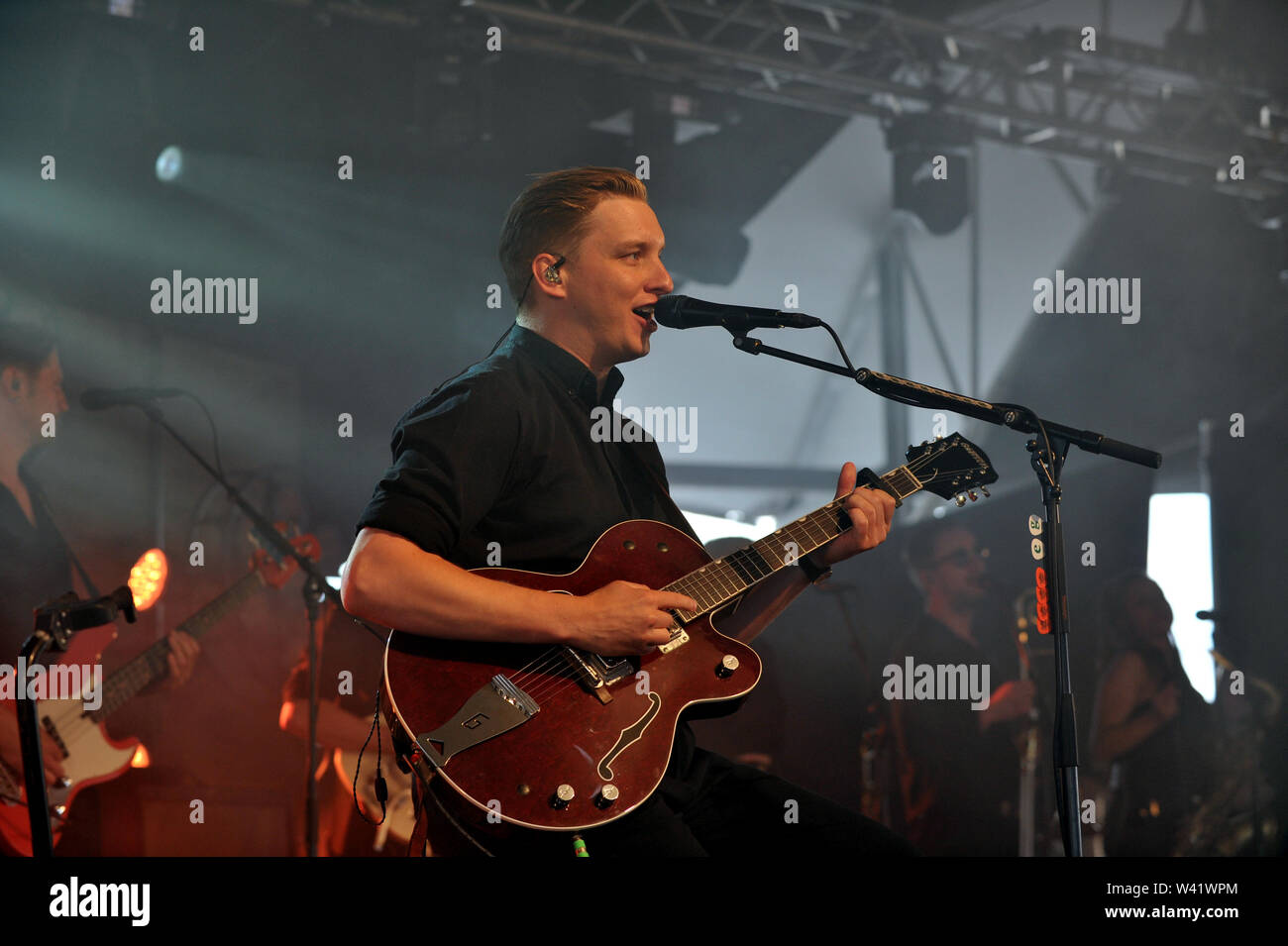 George Ezra gioca un set di segreti per segnare il decimo anniversario del granaio sulla Farm Music Festival Foto Stock