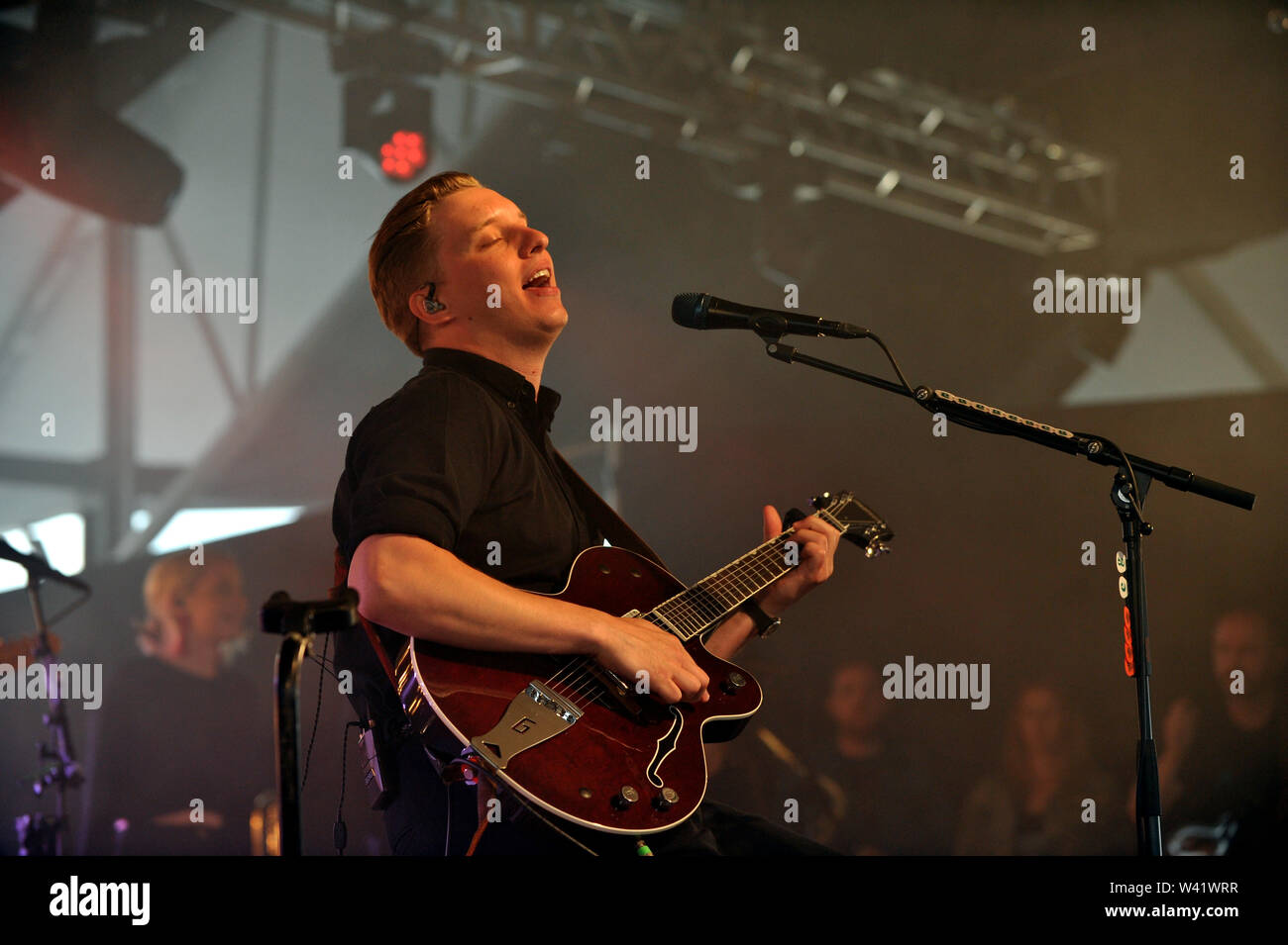 George Ezra gioca un set di segreti per segnare il decimo anniversario del granaio sulla Farm Music Festival Foto Stock