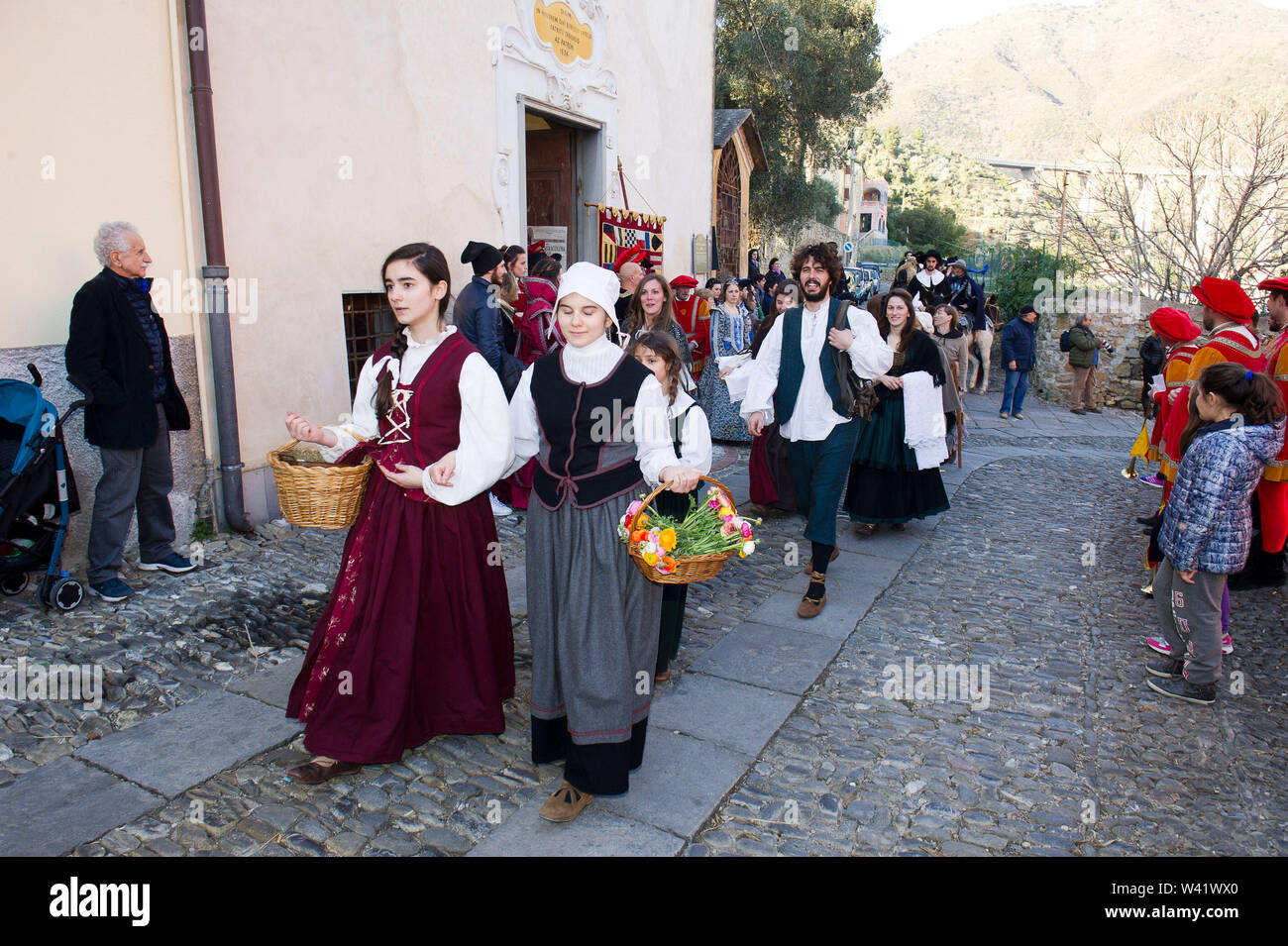 L'Italia, Imperia, Arma di Taggia, rievocazione 500 figure in costume d'epoca sfilano per il centro storico. Foto Stock