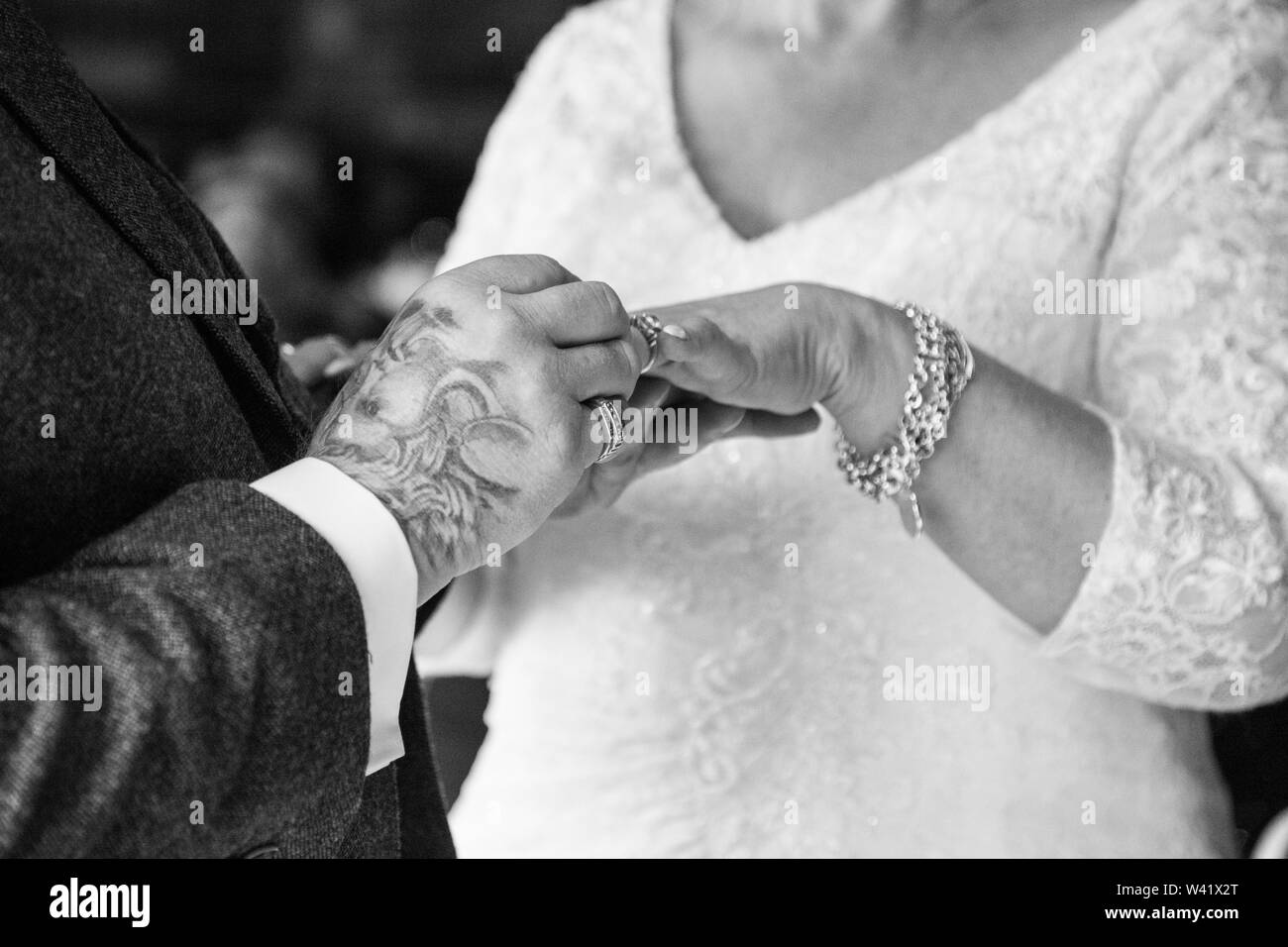 Sposa e sposi le mani su di loro giorno delle nozze, close up della sposa e sposi le mani al loro matrimonio il loro giorno delle nozze in Worcestershire Inghilterra, Regno Unito Foto Stock