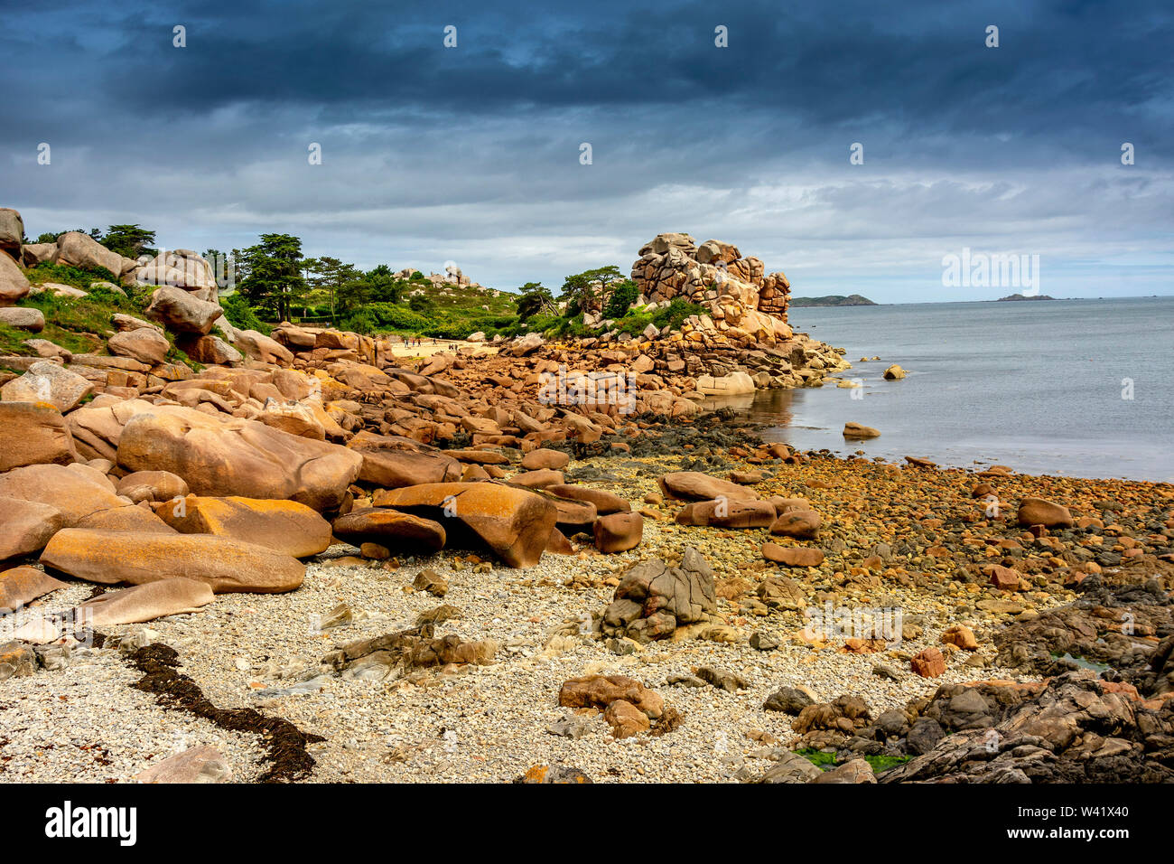 Ploumanach, rocce giganti al Cote granit rose rosa, cotes-d'Armor dipartimento, Bretagne, Francia Foto Stock
