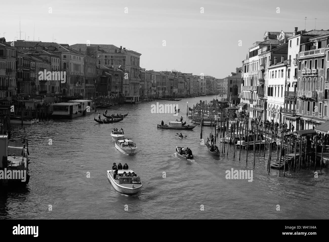 Canali di venezia atmosfera con gondola barche di turisti e persone in bianco e nero, Italia Foto Stock