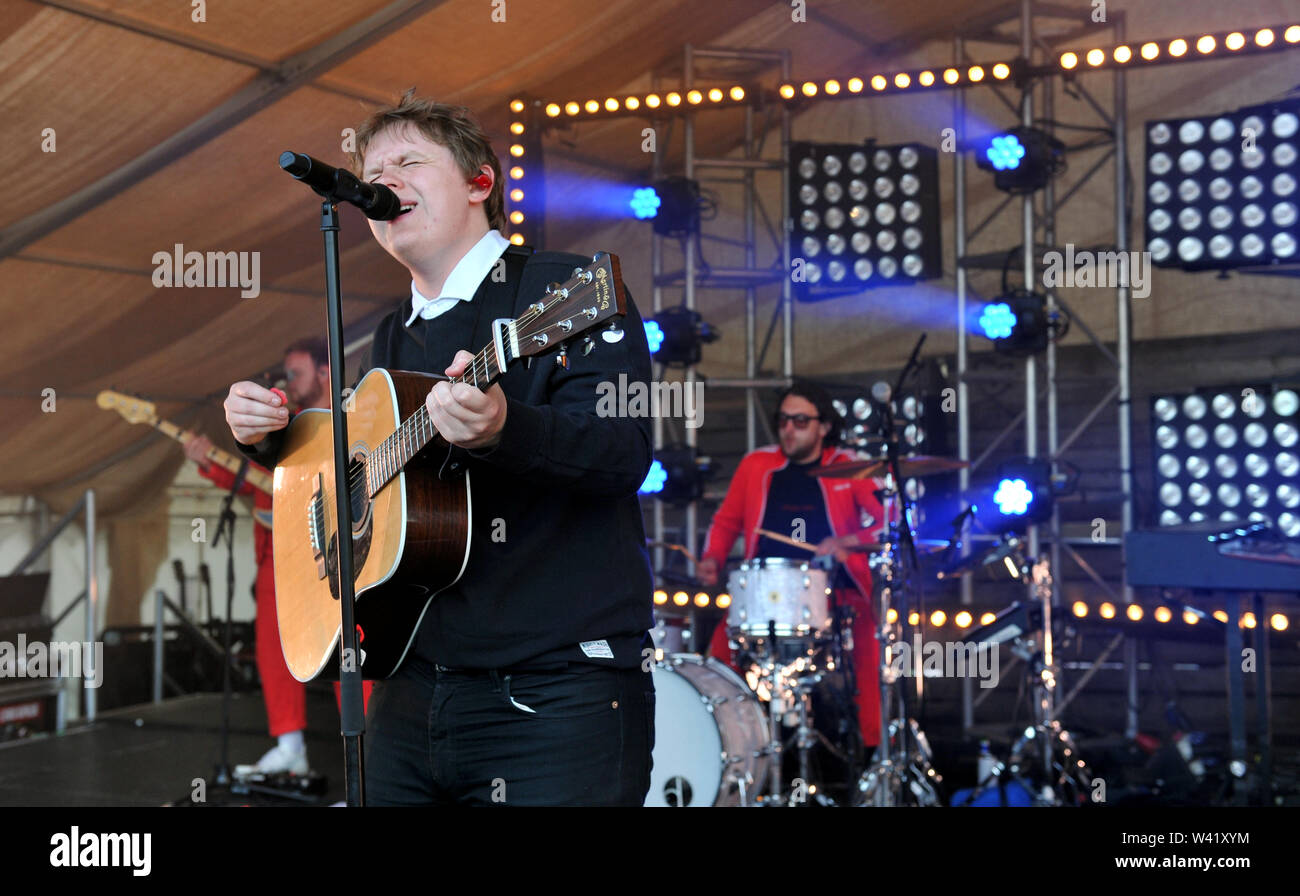 Lewis Capaldi esibirsi sul palco all'aperto presso il fienile sulla Farm Music Festival presso oltre Farm, Gloucester, Gloucestershire Foto Stock