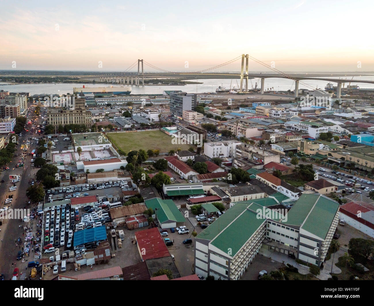 Vista aerea della skyline di Maputo con il Golden Gate Bridge all'orizzonte dal tramonto, Mozambico Foto Stock