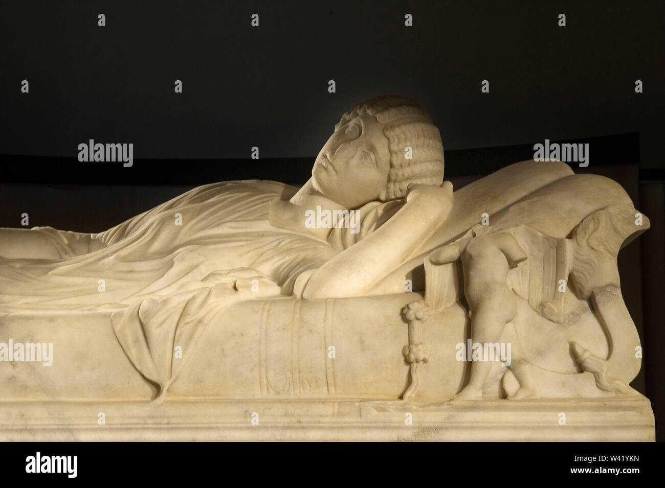 L'Europa, Italia, Basilicata, Melfi, Museo Archeologico Nazionale del Melfese 'Massimo Pallottino', sarcofago di età imperiale Foto Stock