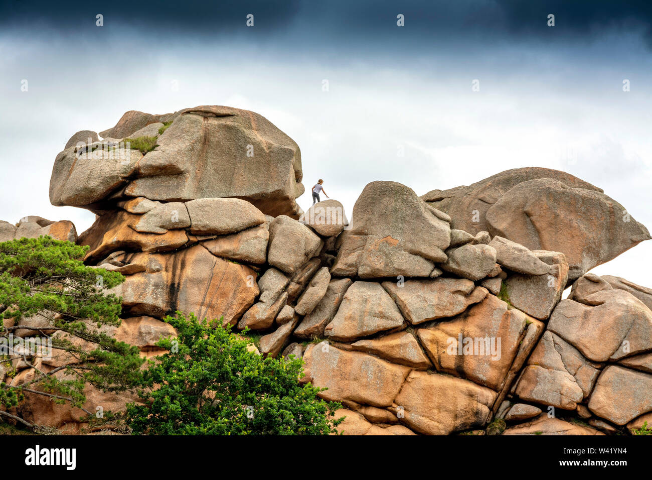 Ploumanach, rocce giganti al Cote granit rose rosa, cotes-d'Armor dipartimento, Bretagne, Francia Foto Stock