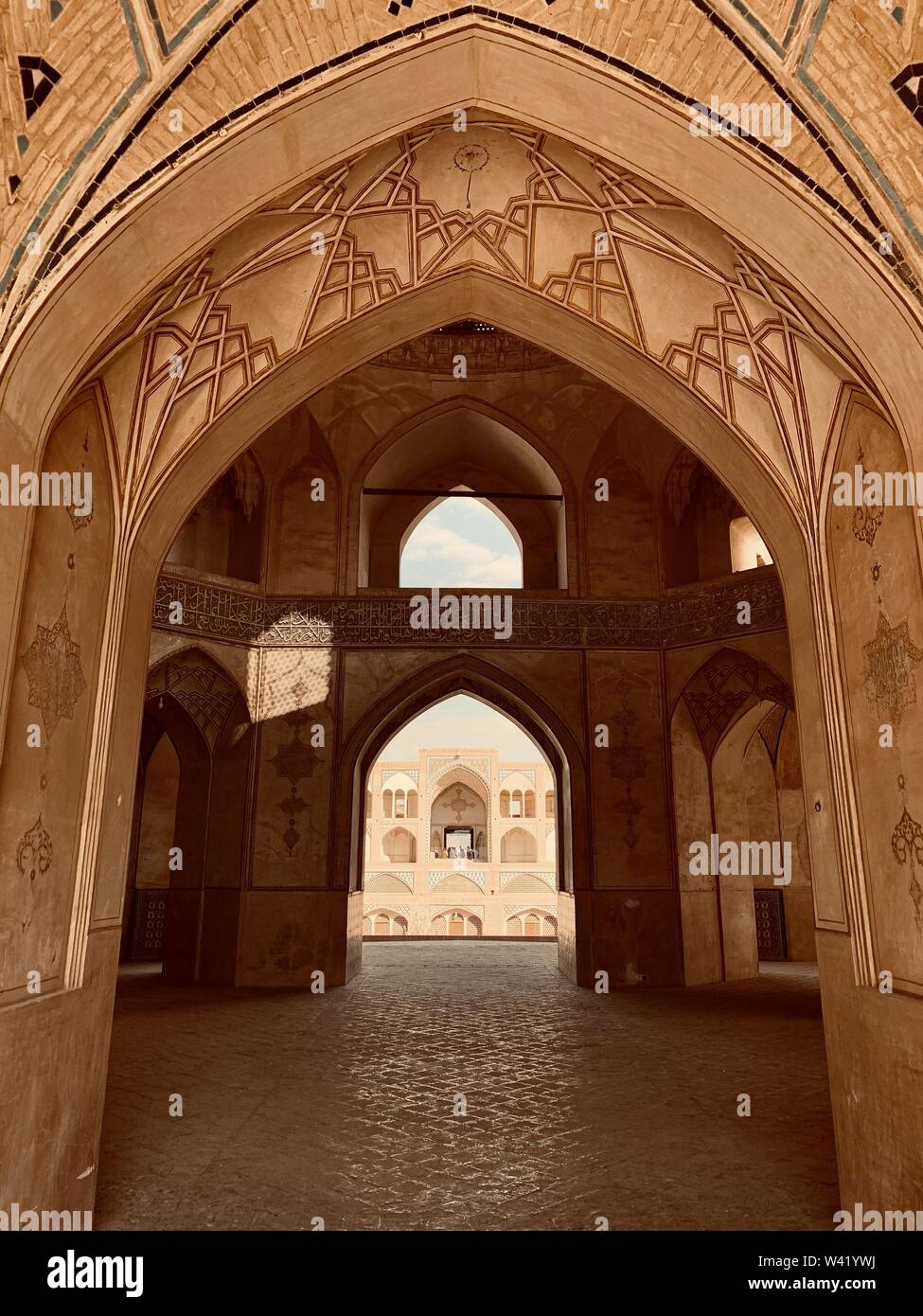 Bellissimo scatto interno di un grande palazzo aperto in Kashan, Iran Foto Stock
