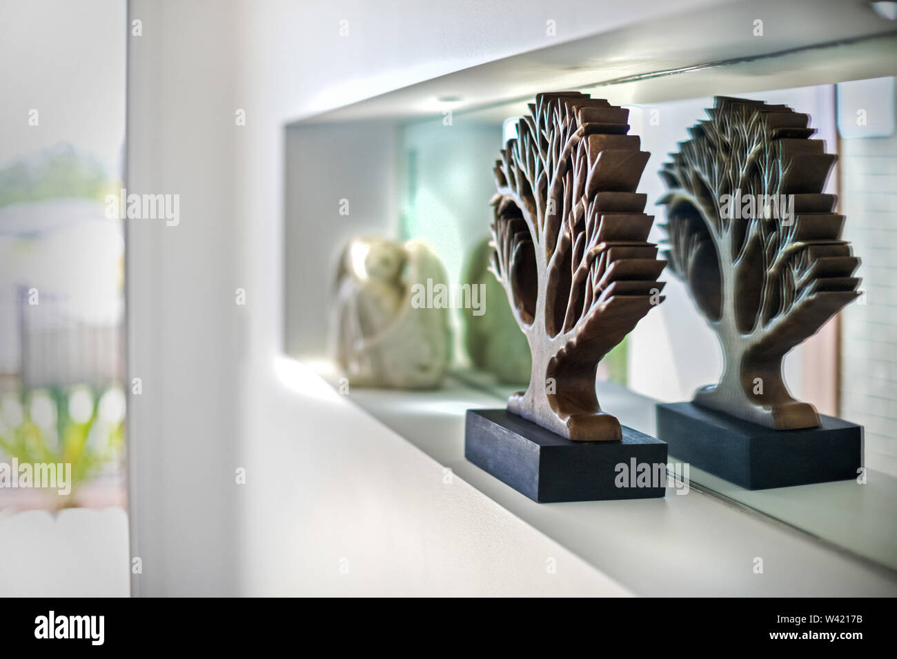 Un pezzo decorativo fatto di legno e conformato come l'albero della vita Foto Stock
