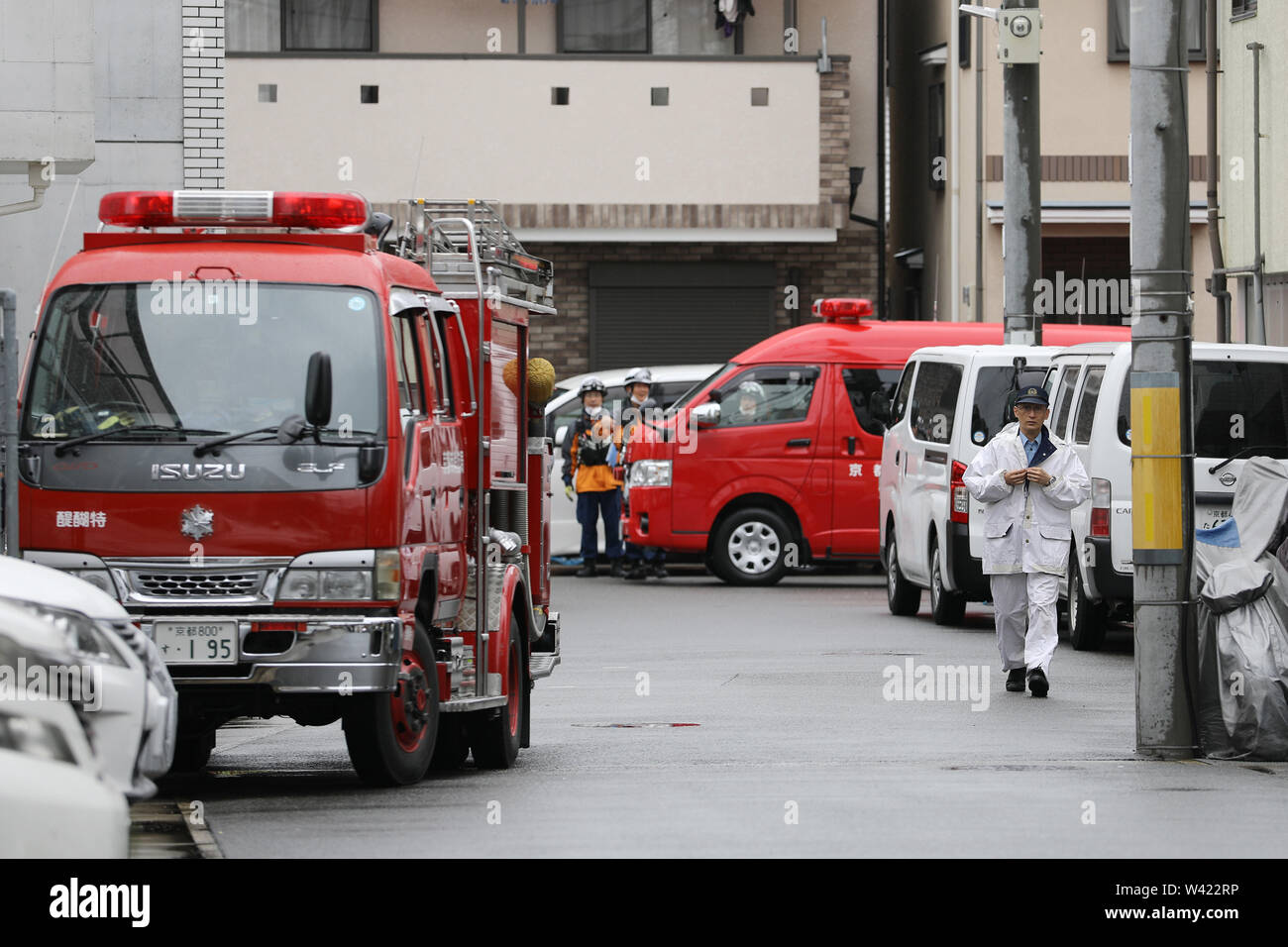 Kyoto, Giappone. 19 Luglio, 2019. I vigili del fuoco e poliziotti di lavorare a Kyoto Animation Studio edificio dopo un incendio doloso a Kyoto, Giappone, luglio 19, 2019. Il motivo dietro un presunto attacco incendiario contro un studio di animazione di Kyoto Co. nel Giappone occidentale, che ha ucciso 33 persone al giorno in precedenza può essere stato il furto di idee, fonti detto venerdì. I media locali citando fonti investigative, detto che un 41-anno-vecchio uomo colto oltre il presunto incendio doloso ha detto alla polizia che egli ha acceso il fuoco a tre piani di studio perché la società 'stole un romanzo.' Credit: Du Natalino/Xinhua/Alamy Live News Foto Stock