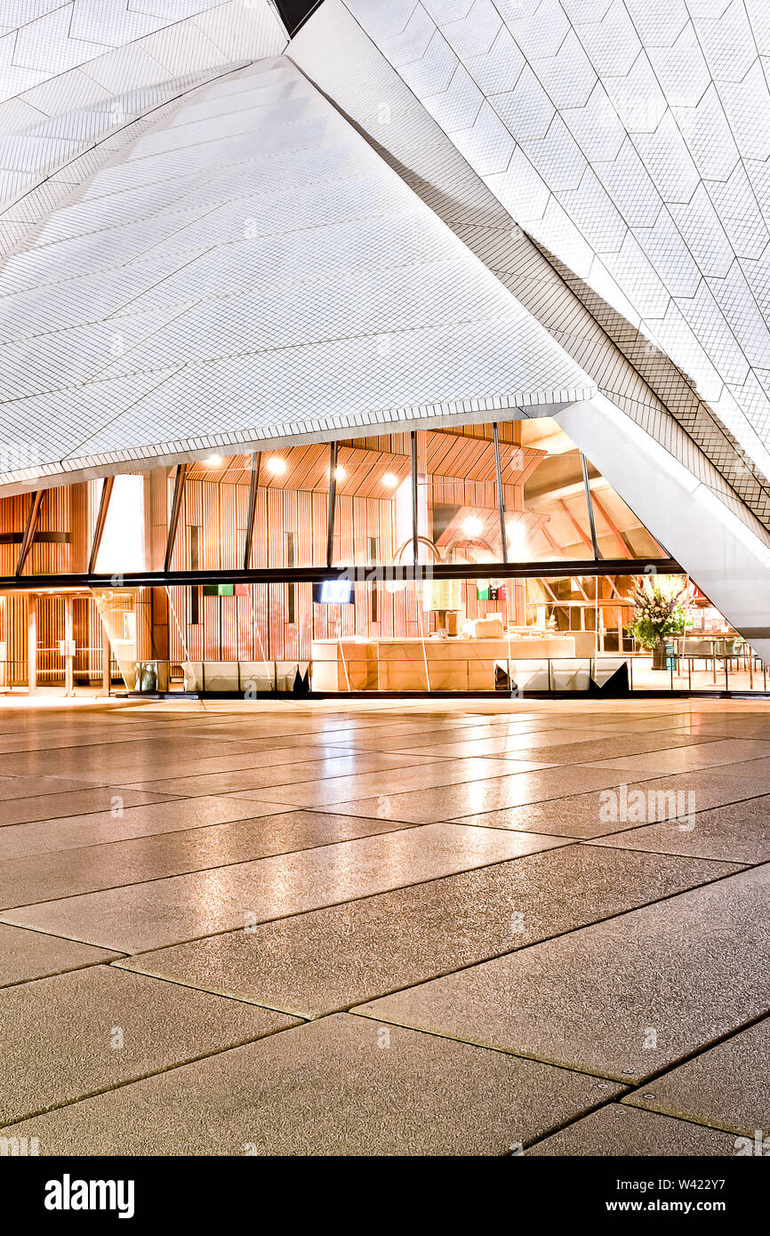 Sydney Opera House e il pavimento lucido interno con il tetto bianco su di esso e l'illuminazione interna Foto Stock