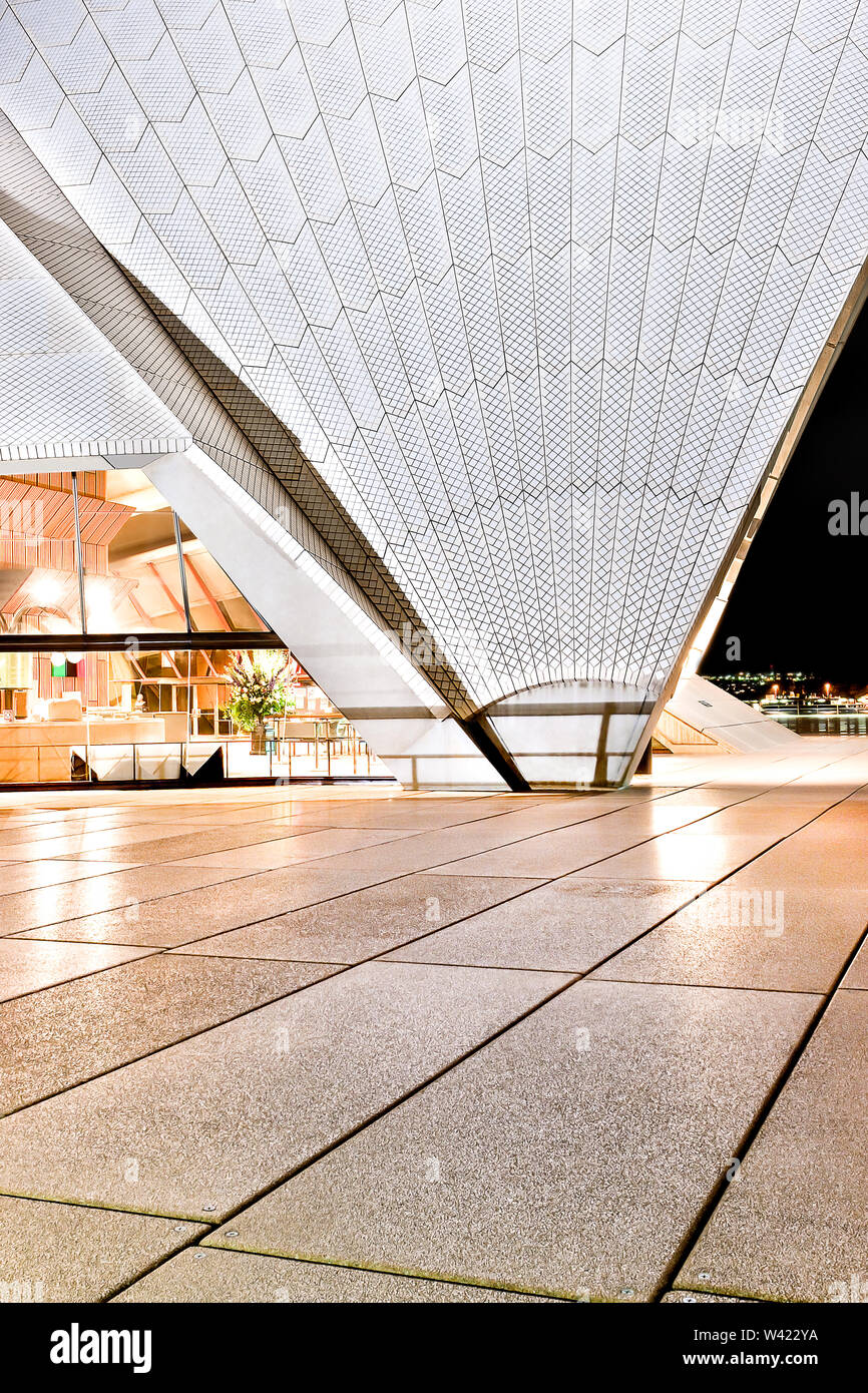 Sydney Opera House e il pavimento lucido piastrelle interno con il tetto bianco realizzato a partire da un modello e l'illuminazione interna Foto Stock