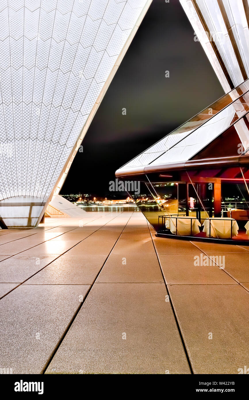 Sydney Opera House e il pavimento lucido piastrelle interno con il tetto bianco realizzato a partire da un modello e la parete in vetro Foto Stock