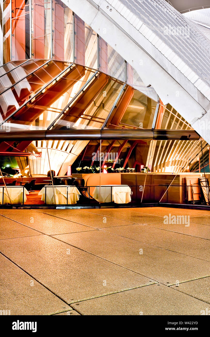 La Sydney Opera House e all'interno del pavimento e area che dispone di tavoli coperti con pareti di vetro, dando il buio illuminazione interna Foto Stock