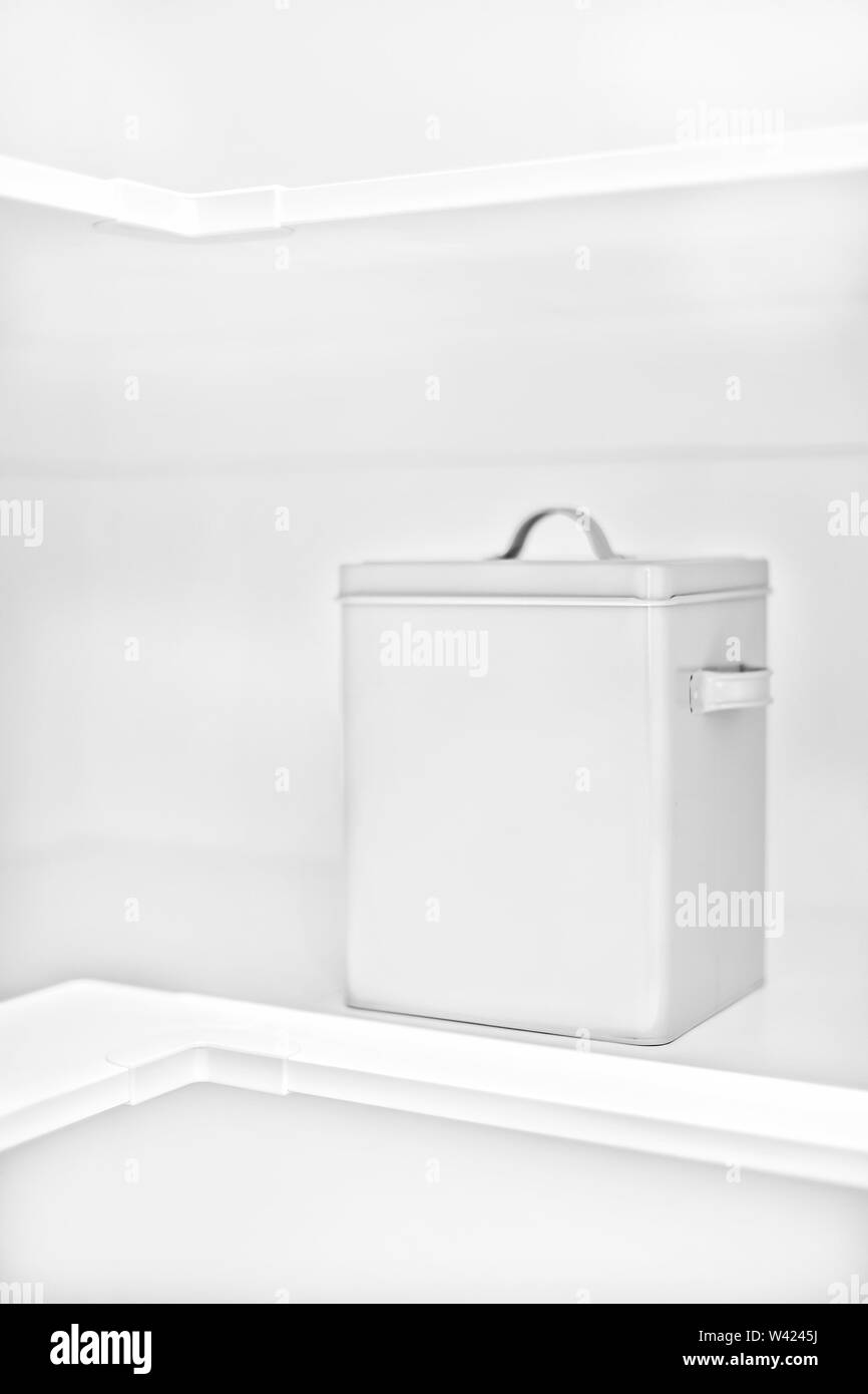 Moderna lavanderia cestello in rack bianco si chiude fino a una camera di lusso isolato, molto pulito posto perfetto anche un fulmine. Foto Stock