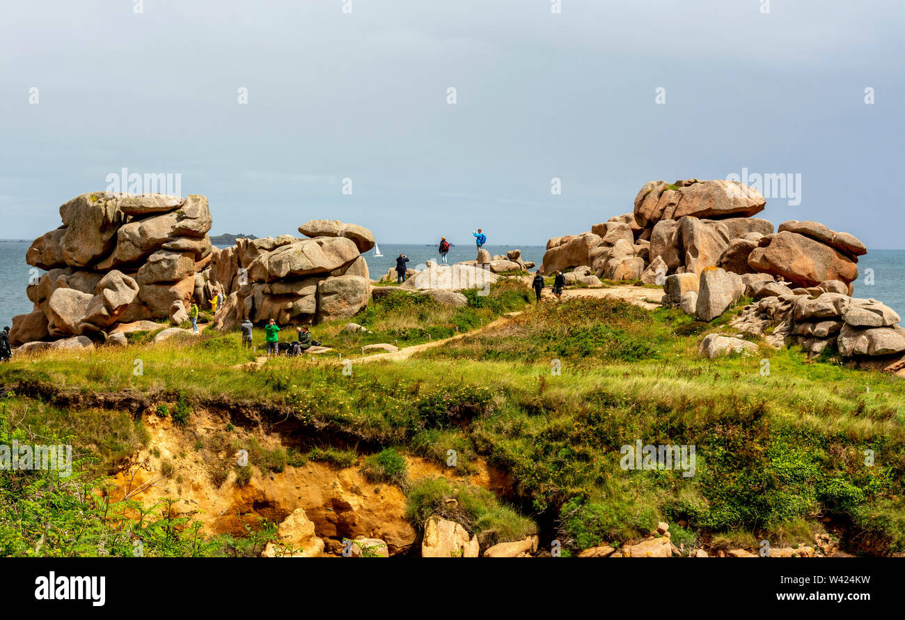 Ploumanach, rocce giganti al Cote granit rose rosa, cotes-d'Armor dipartimento, Bretagne, Francia Foto Stock