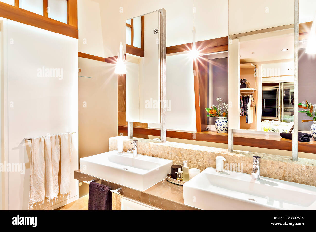 Argento Moderno toccare sopra lavabo in ceramica e piastrelle beige dietro  Foto stock - Alamy
