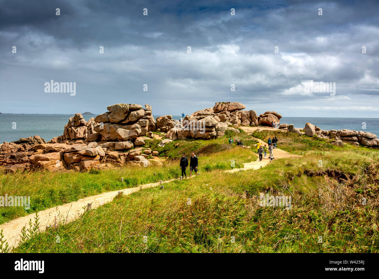 Ploumanach, rocce giganti al Cote granit rose rosa, cotes-d'Armor dipartimento, Bretagne, Francia Foto Stock