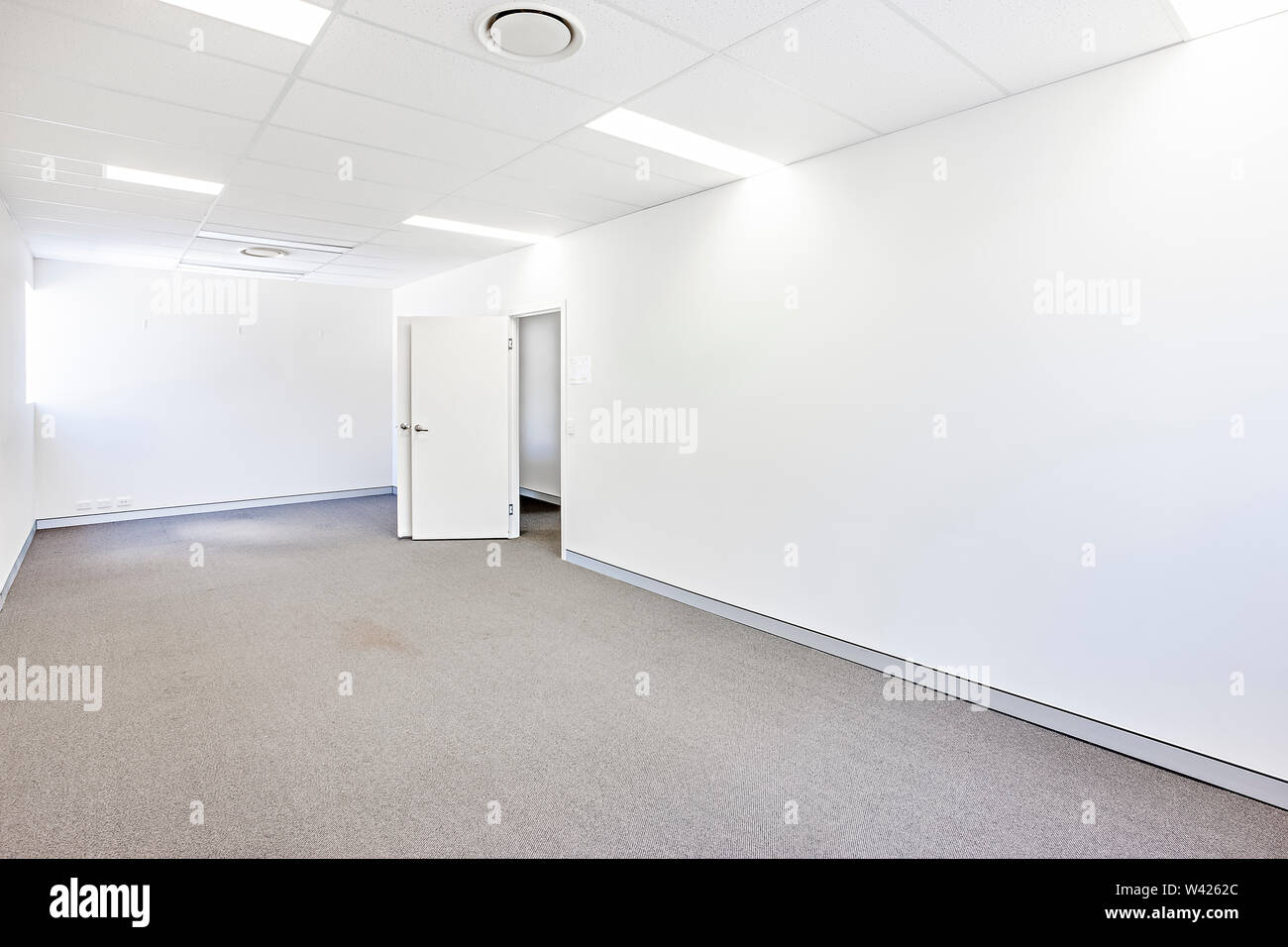 Piccola e vuota stanza da ufficio bianca. Foto Stock