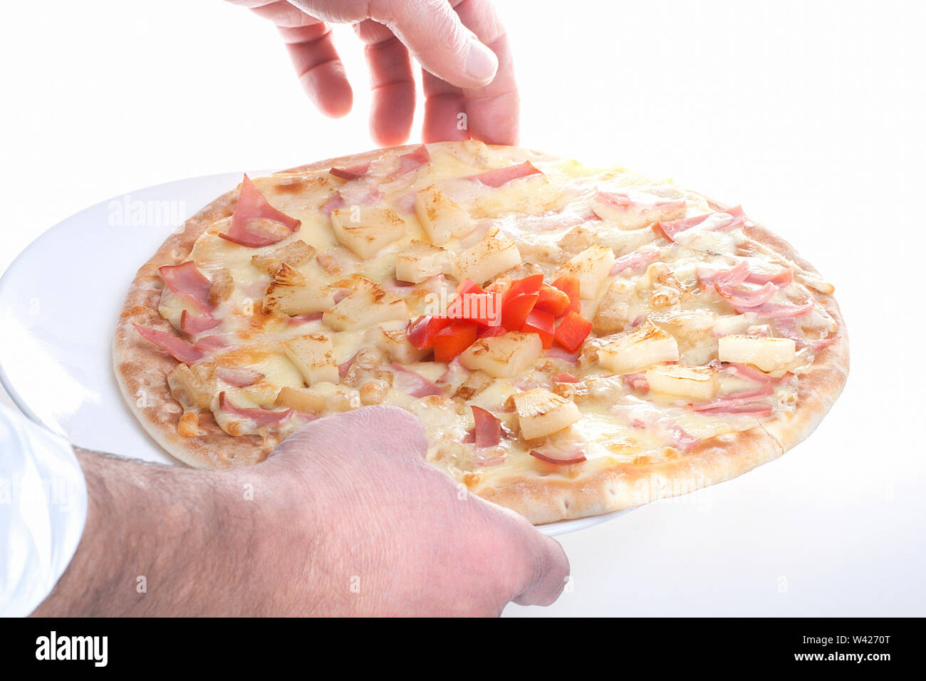 Colorato piastra pizza con verdure, vegetali miscelate il cibo sulla tavola, lo sfondo è bianco di colore, all'interno di un hotel di lusso o cucina domestica. Foto Stock