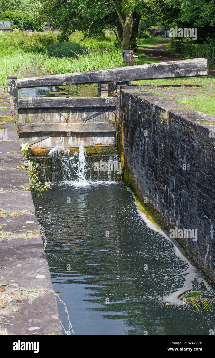 Il Neath, o Neath e Tennant, Canal nella valle di Neath tra Resolven Glynneath e. Il canale è in disuso ma ha molte caratteristiche interessanti. Foto Stock