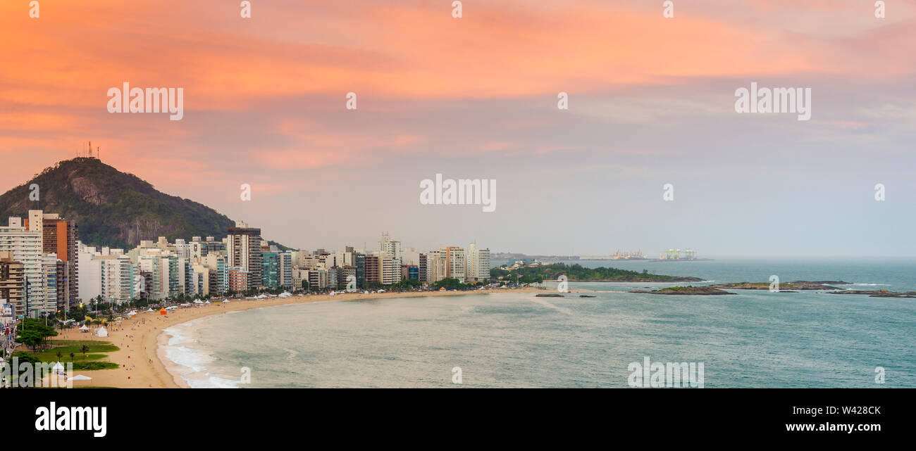 Spettacolare tramonto sulla spiaggia della Costa in Vila Velha , ES , Brasile. Foto Stock