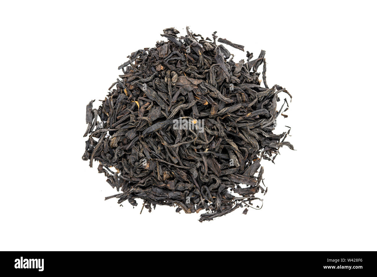 Lapsang Souchong tè mazzetto, isolata, vicino. Fumato cinese del tè nero utilizzare per la perdita di peso, la caffeina alternative e di migliorare la salute del cuore. Foto Stock