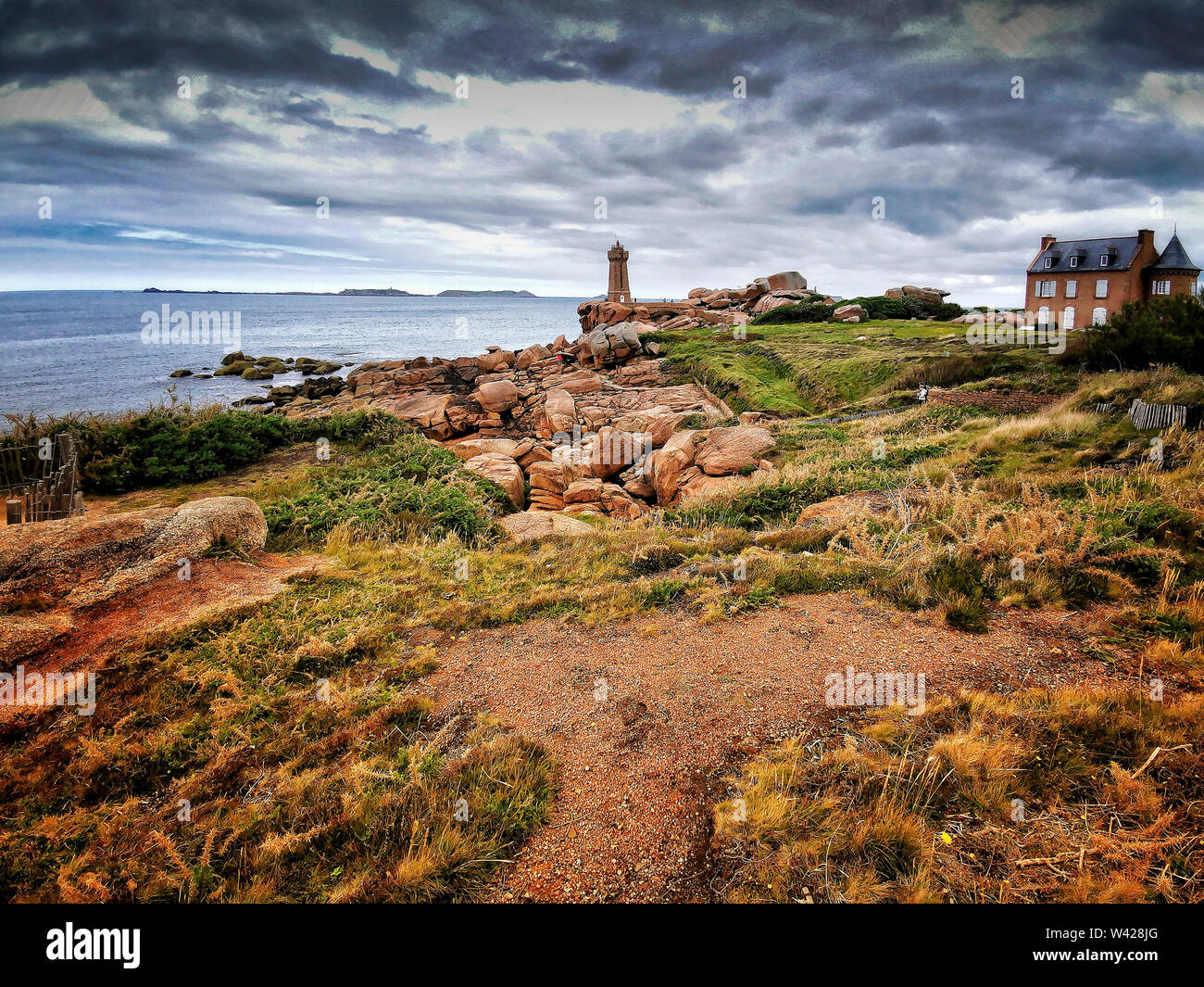 Ploumanach significa Ruz faro in costa di granito rosa, Perros Guirec, Cotes d'Armor, Francia Foto Stock