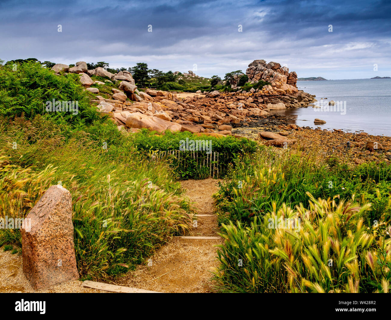 Ploumanach, rocce giganti al Cote granit rose rosa, cotes-d'Armor dipartimento, Bretagne, Francia Foto Stock