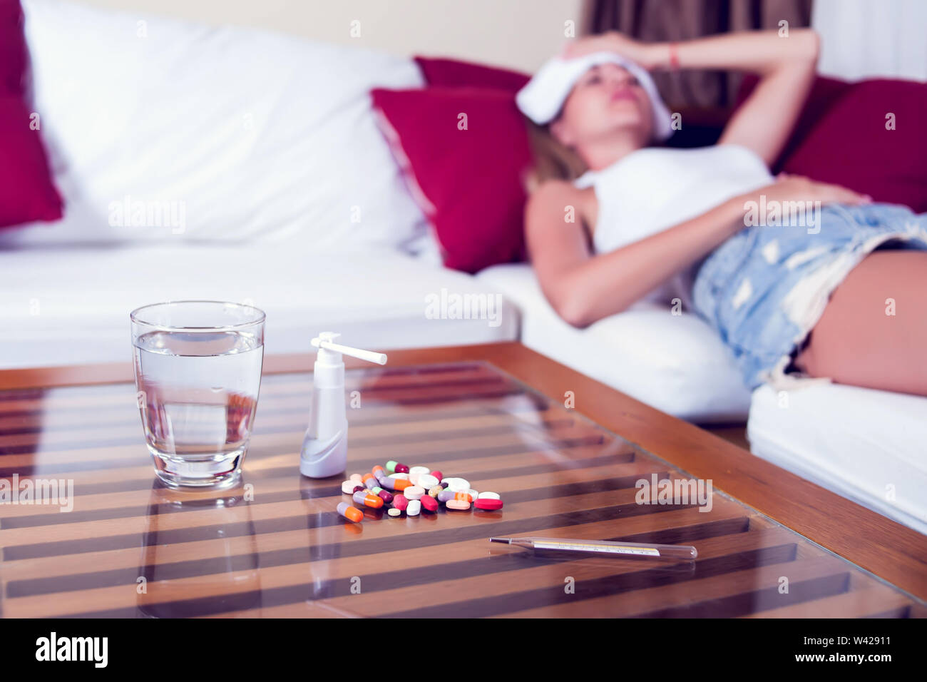 Malati donna giaceva a letto con la febbre alta. Influenza a freddo ed emicrania. Medicina e Sanità concept Foto Stock