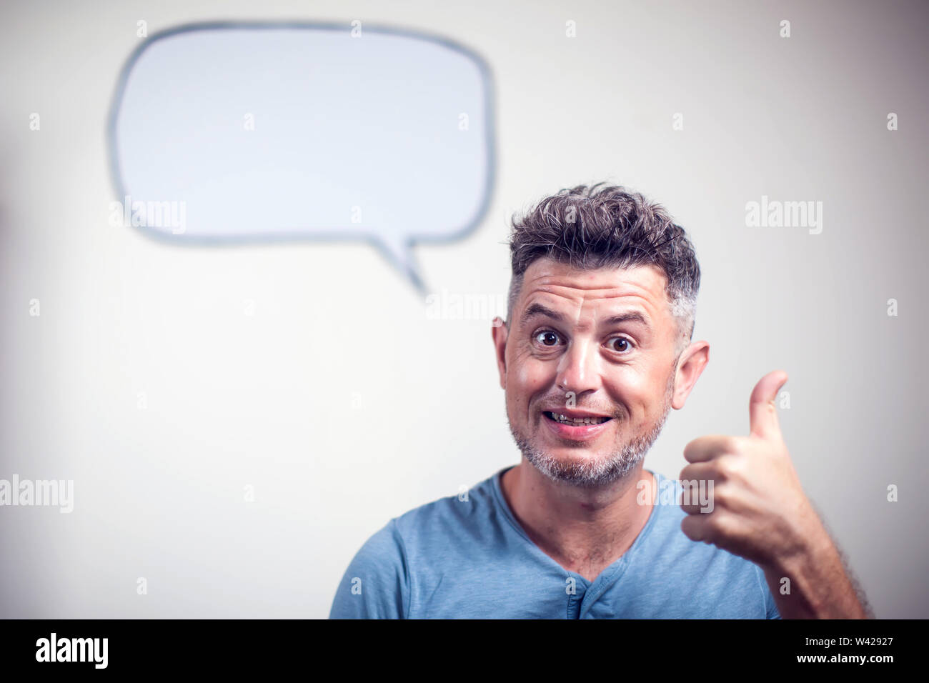 Ritratto di un giovane con un vuoto discorso bolla sopra la sua testa Foto Stock