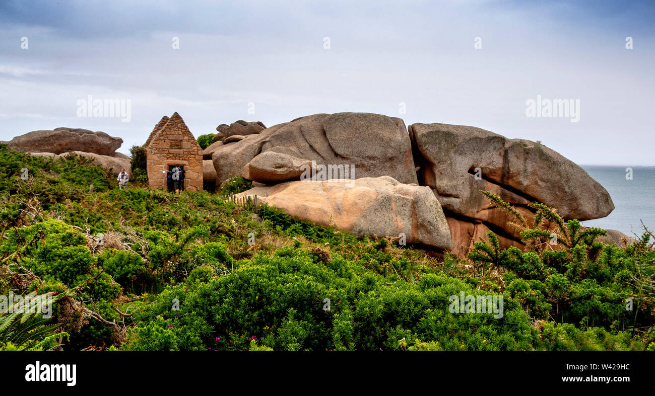 Ploumanach.La vecchia casa di polvere, costa di granito rosa, Perros Guirec, Cotes d'Armor, Francia Foto Stock