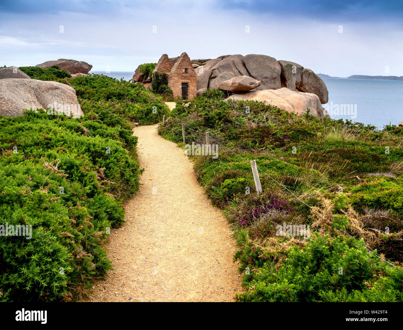 Ploumanach.La vecchia casa di polvere, costa di granito rosa, Perros Guirec, Cotes d'Armor, Francia Foto Stock