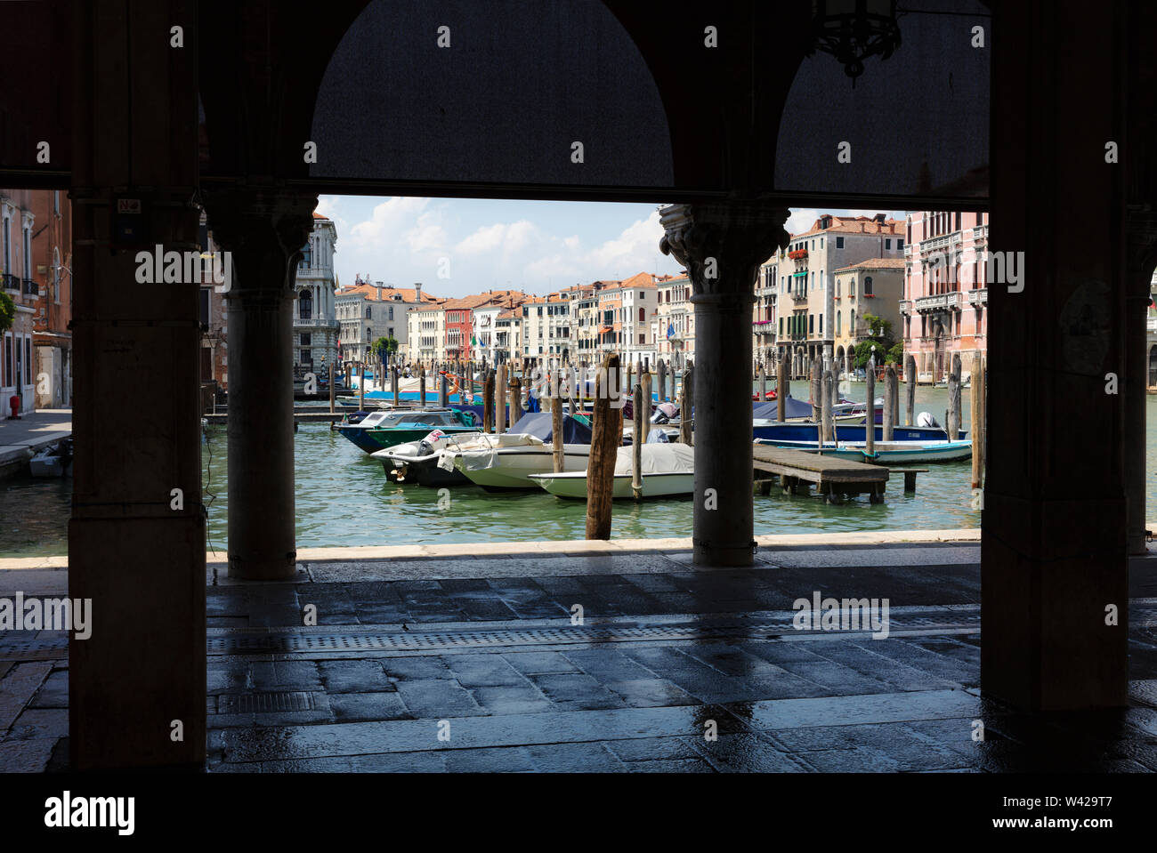 Vista sul Canal Grande con barche dall'interno dell'area coperta vicino ad un mercato del pesce, Venezia, Italia Foto Stock