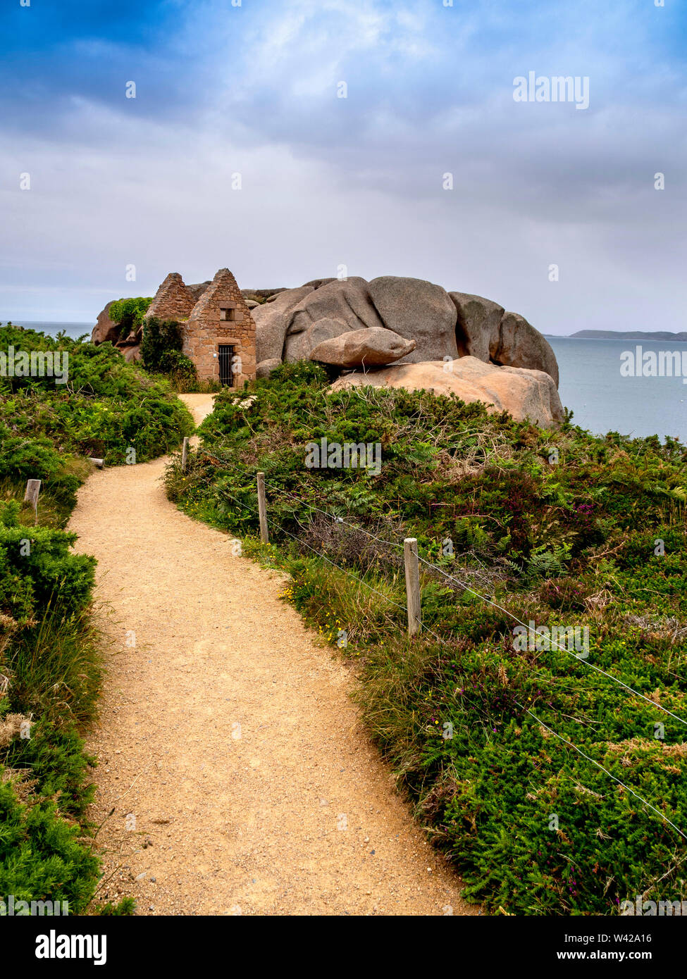 Ploumanach.La vecchia casa di polvere, costa di granito rosa, Perros Guirec, Cotes d'Armor, Francia Foto Stock
