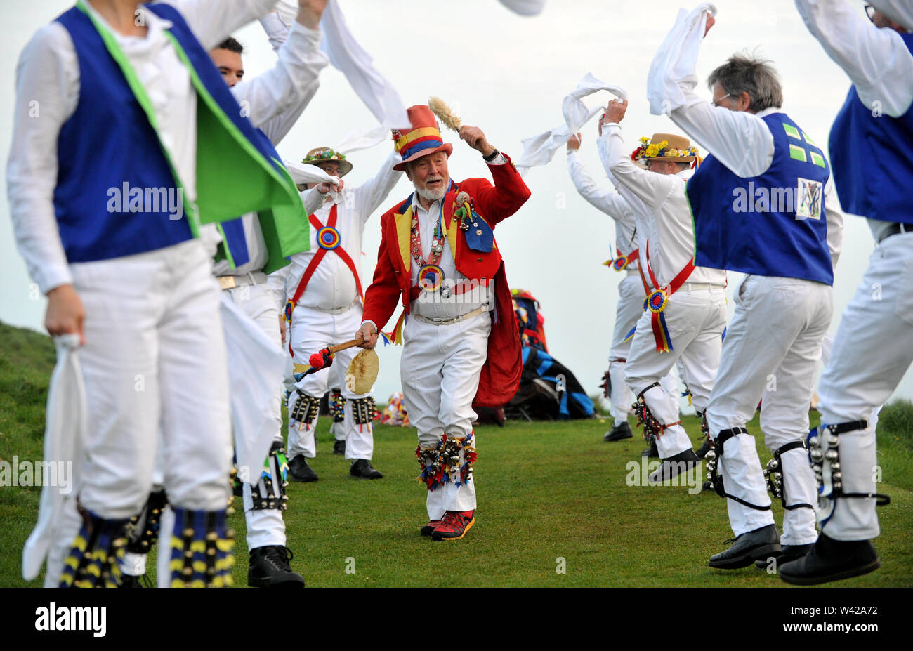 Morris Dancing sulla sommità di Painswick Beacon per celebrare sunrise il giorno di maggio Foto Stock