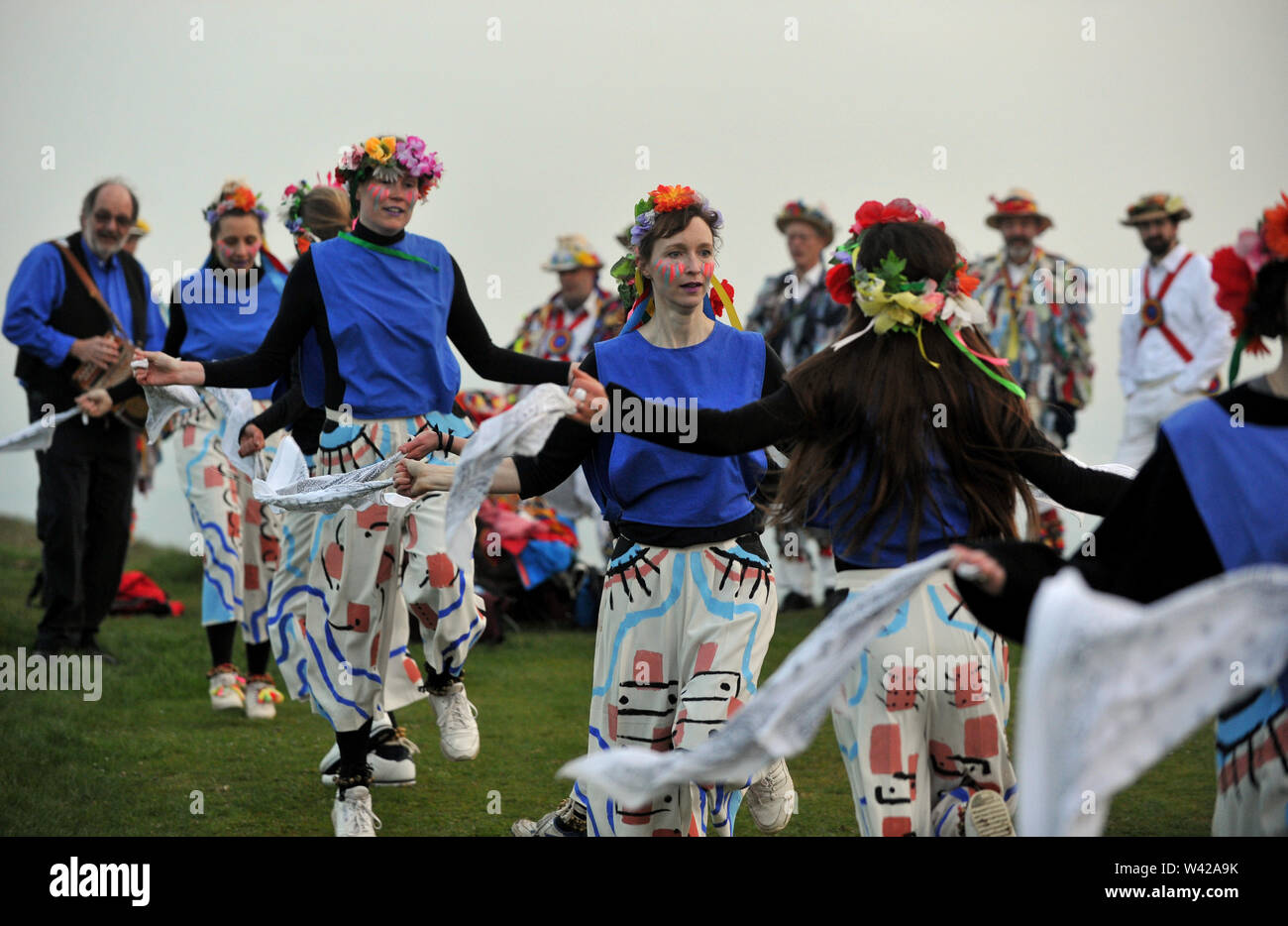 Morris Dancing sulla sommità di Painswick Beacon per celebrare sunrise il giorno di maggio Foto Stock