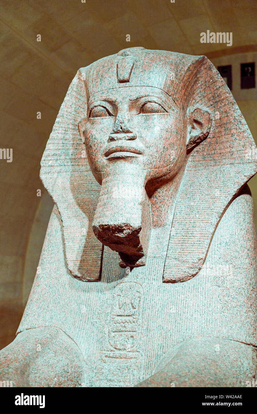 Statua egizia del Louvre. Mondo Arte e Cultura Foto Stock
